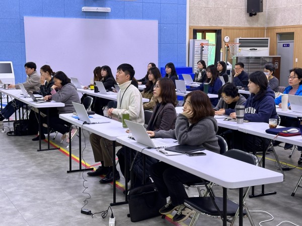 서울시립남부장애인종합복지관 직원들이 교육을 들으며 노트북으로 실습을 하고 있다.