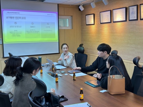 평생학습지원팀 이수영 팀장이 평생교육반 근로활동에 관하여 설명하고 있다.