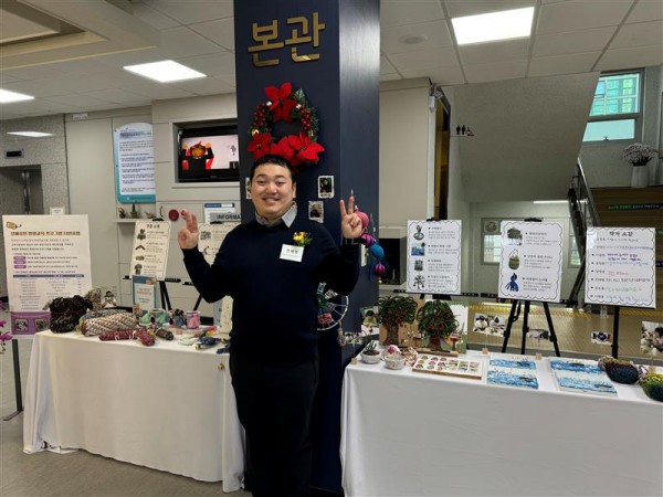 환경특공대 전시 작품 앞에 서있는 참여자의 사진