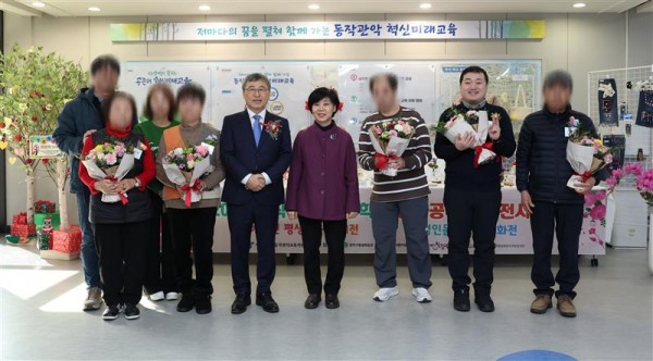 교육감님과 참여자, 다른 기관 참여자들이 함께 찍은 단체사진