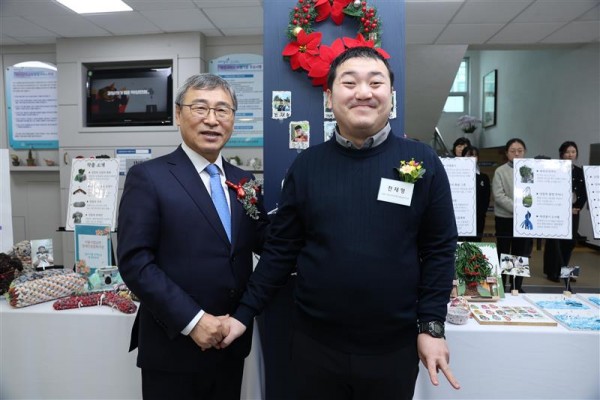 교육감님과 참여자가 환경특공대 전시 앞에서 함께 찍은 사진