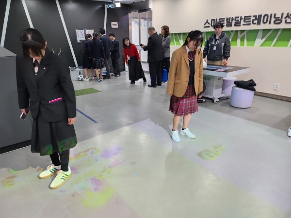 간자키 세이메이고교 학생들과 선생님들이 스마트 발달트레이닝센터를 체험하고 있습니다.