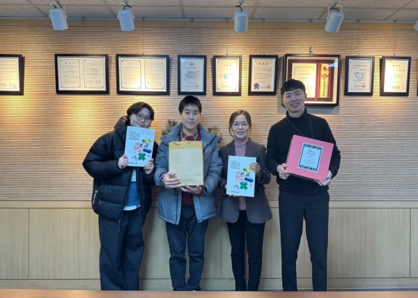 서울시립남부장애인종합복지관 이수정 관장, 장재웅 사무국장과 관악구장애인가족지원센터 관계자들이 함께 사진 촬영을 하고 있다.