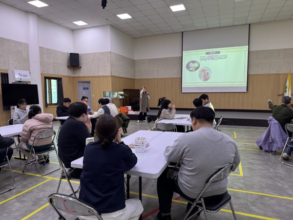 인권교육을 듣고 있는 평생교육반 참여자들의 뒷모습, 강사가 앞에서 강의를 진행 중인 모습