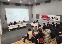 김영삼도서관에서 모두의 이야기 그림책 낭독회를 진행하고 있는 모습