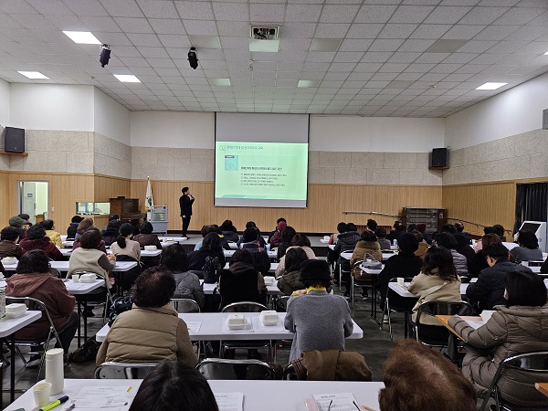 사회서비스센터 최승혁 센터장이 활동지원사 보수교육 강의를 진행하고있다. 사회서비스센터 최승혁 센터장이 활동지원사 보수교육 강의를 진행하고있다.