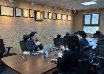 사회서비스센터 최승혁 센터장이 사업을 설명을 하고 있습니다.