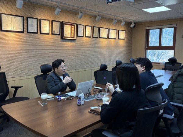 사회서비스센터 최승혁 센터장이 사업을 설명을 하고 있습니다.