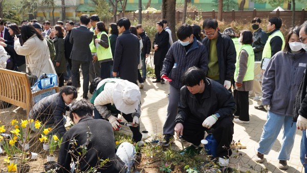 공원에 꽃을 심는 직업적응훈련반 훈련생