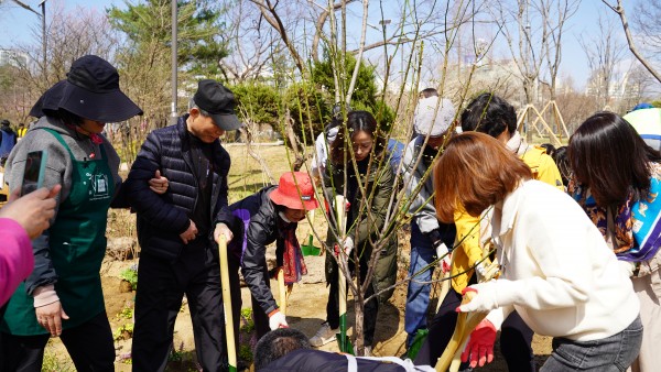 기념식수인 옥매를 심고 있습니다.