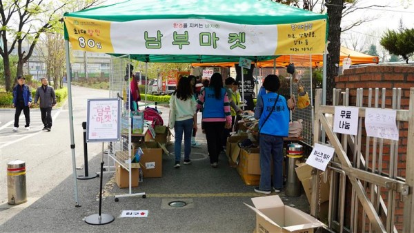 복지관에서 바자회를 진행하고 있습니다.