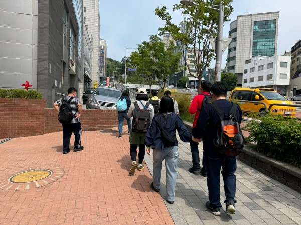 서리풀 숲속 상상학교로 이동하는 모습