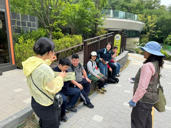 숲 체험 전 설명을 듣고 있는 참여자들의 모습