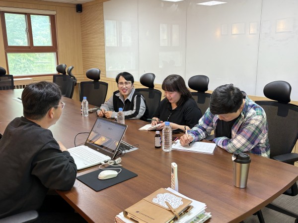 최승혁센터장님과 사회서비스 업무에 대해 이야기하고 있습니다.