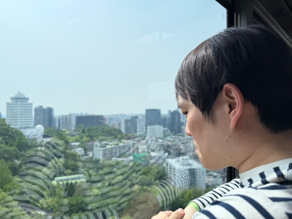 케이블카 안에서 바깥 풍경을 보고 있는 참여자 사진