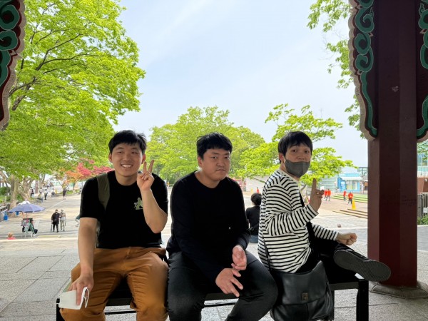 남산에 있는 팔각정에 의자에 앉아있는 함께 누림반 참여자 3명