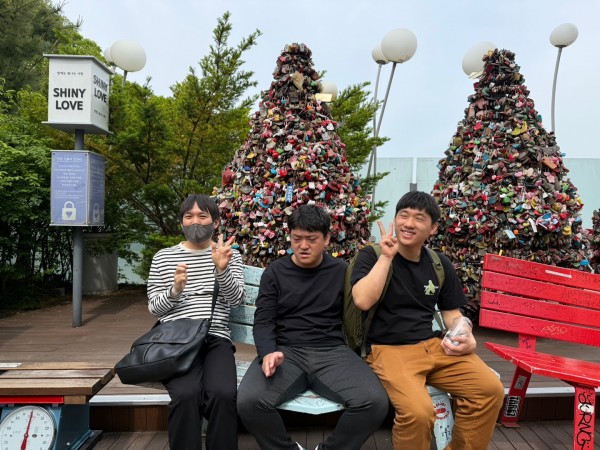 자물쇠가 나무처럼 걸려있는 포토존에서 찍은 함께 누림반 참여자 3명