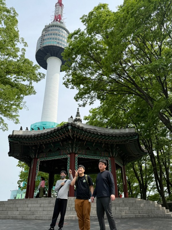 남산타워와 팔각정이 보이는 곳에서 단체 사진을 찍은 함께 누림반 참여자 3명