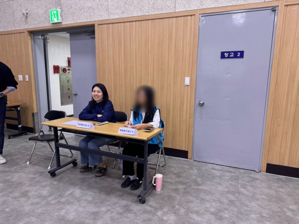 본인확인 및 투표용지를 받는 부스를 실제와 유사하게 마련해놓은 모습