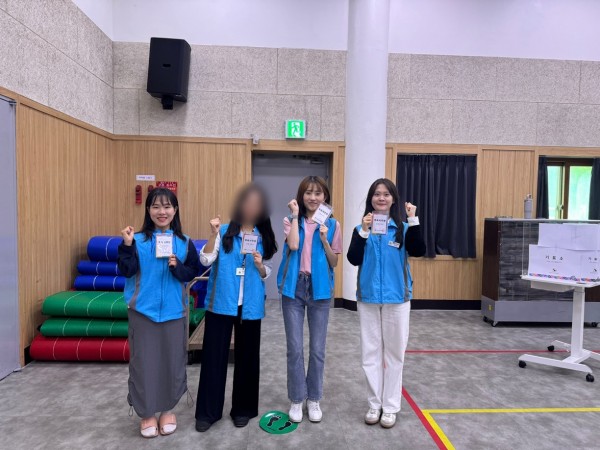 투표사무원의 역할을 수행하는 교육반 담당자의 모습