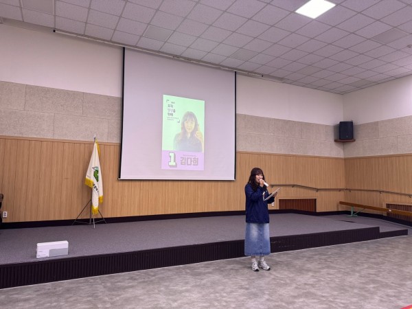 평생교육반 반장 선거 후보자가 공약을 발표하는 모습