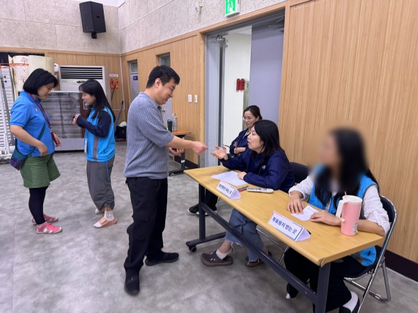 참여자가 본인확인을 위해 복지카드를 제시하는 모습
