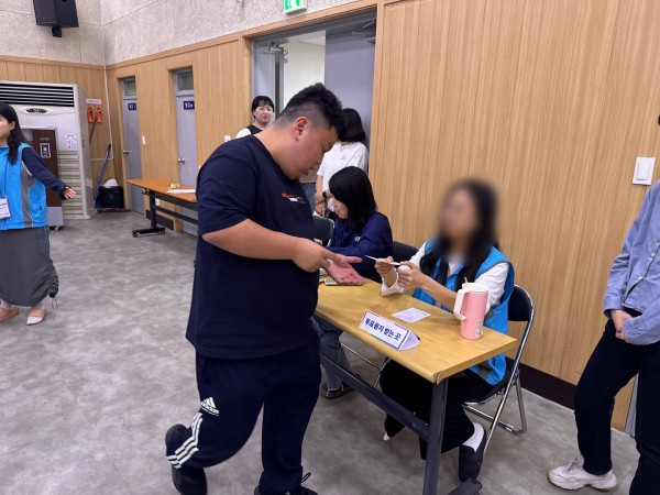 참여자가 투표용지를 수령하는 모습