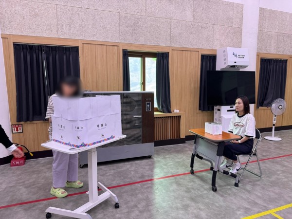 참여자가 투표를 하는 모습