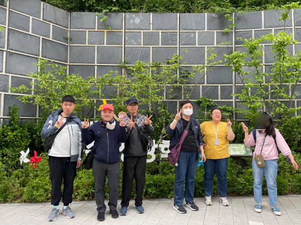 서리풀 숲속 상상학교 앞에서 찰칵!