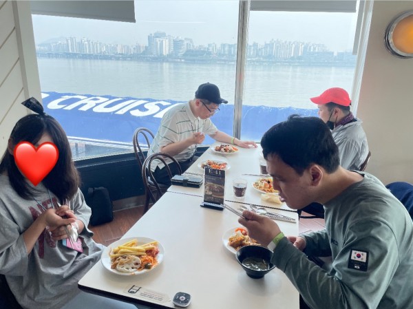 한강뷰에서 맛있는 점심식사 즐기기