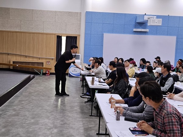 장애인 인식개선교육 강사가 장애인 인식개선교육 교육을 진행하는 모습