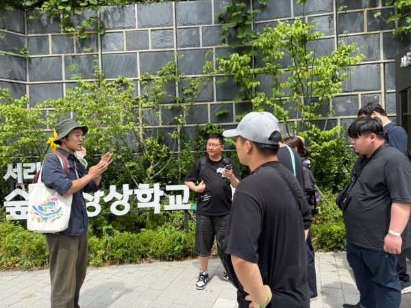 서리풀숲속상상학교 입구에서 숲 해설가 설명을 듣고 있는 사진