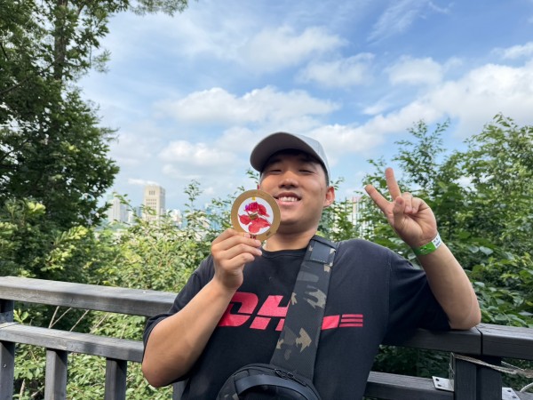 본인이 만든 마운틴 작품을 들고 있는 참여사 사진3
