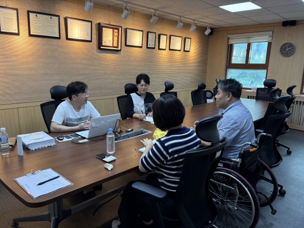 사업 관련 질의응답을 하고 있습니다.