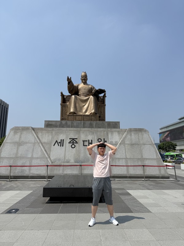 광화문역에 위치한 세종대왕 동상 앞에서 찍은 참여자 사진