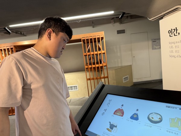터치스크린에 있는 세종대왕 이야기를 보고 있는  참여자 사진