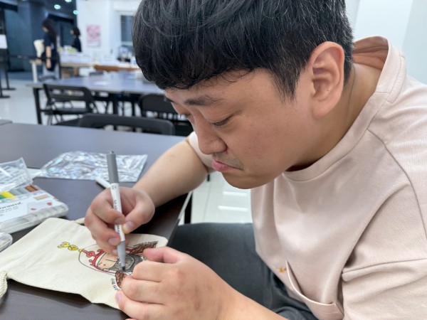 이순신 장군이 그려져 있는 복조리를 색칠하고 있는 참여자 사진