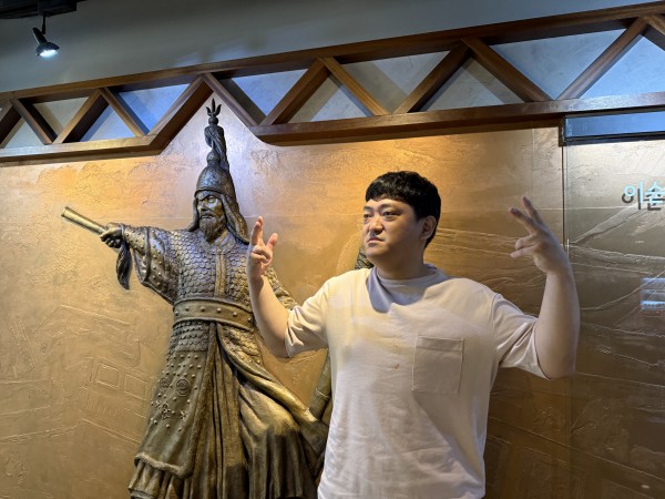 충무공이야기 전시장 앞에 있는 이순신 장군 모형과 찍은 참여자 사진