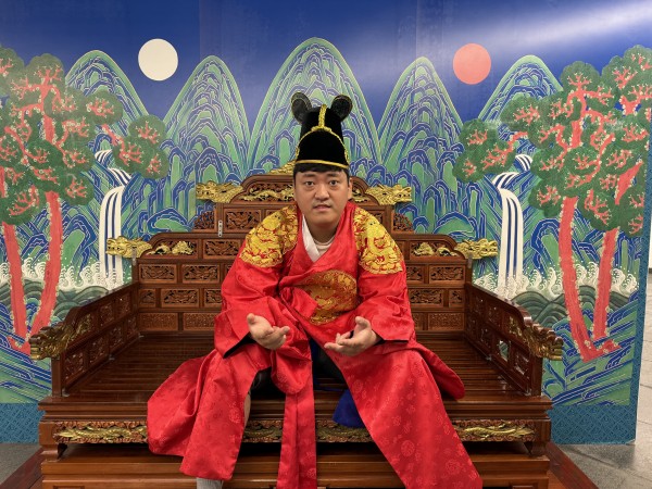 곤룡포를 입고 찍은 참여자 사진