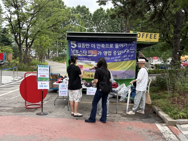 바자회에서 물건을 구입하고 있습니다.