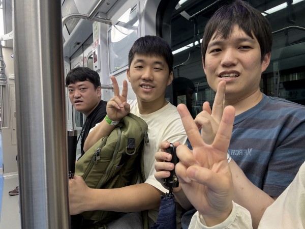 삼각지역으로 이동하는 지하철 안 의자에 앉아있는 참여자들 사진