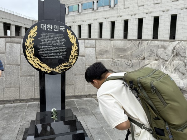 전쟁기념관 평화의 광장에 있는 참전용사 추모비석에 감사 인사를 하고 있는 참여자 사진