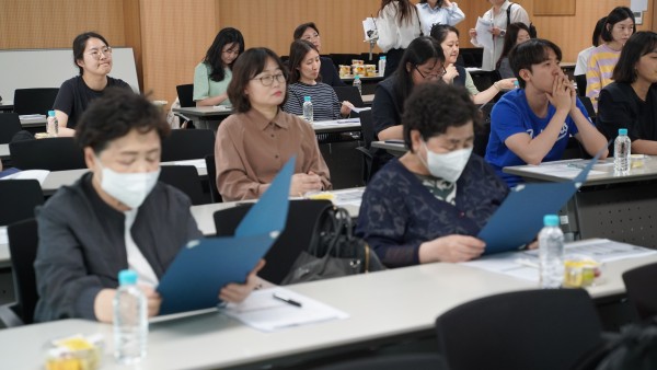 서약서를 함께 바라보고 있는 서포터즈 단원들