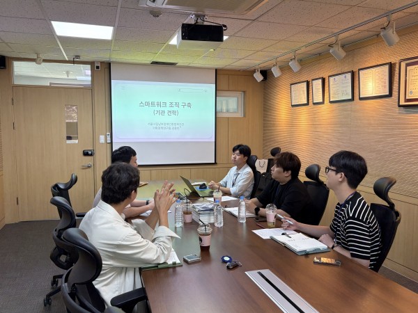 스마트워크 조직 구축(기관 견학) 서울시립남부장애인종합복지관 기획정책연구팀 김용민이 혜원장애인종합복지관 관계자들과 스마트워크와 관련하여 논의하고 있다.