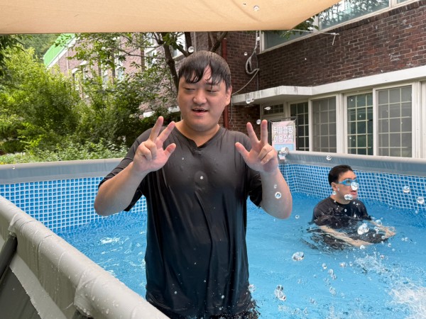 남부 강동원의 행복한 미소