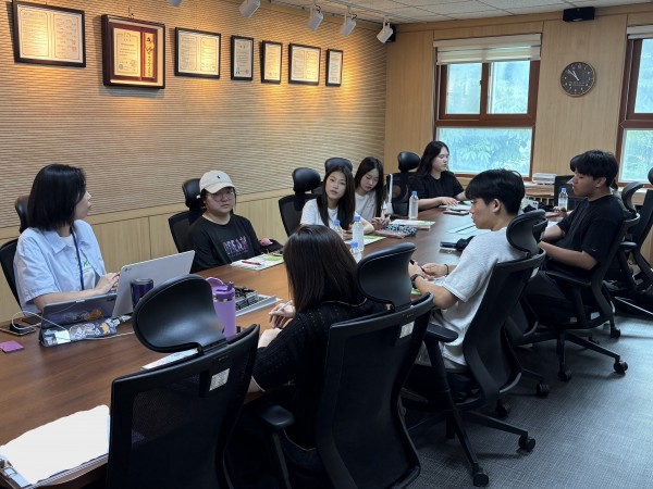 사람중심실천팀 최새롬 팀장님, 곽민희 담당자와 인권 관련 이야기를 나누고 있습니다.