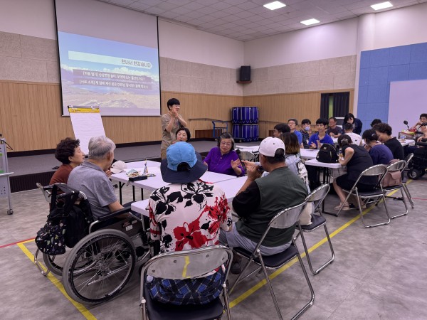 강당에 조별로 모여서 인권교육을 듣고 있는 참여자들의 모습