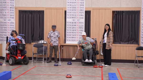 컬링경기를 진행하고 있습니다.