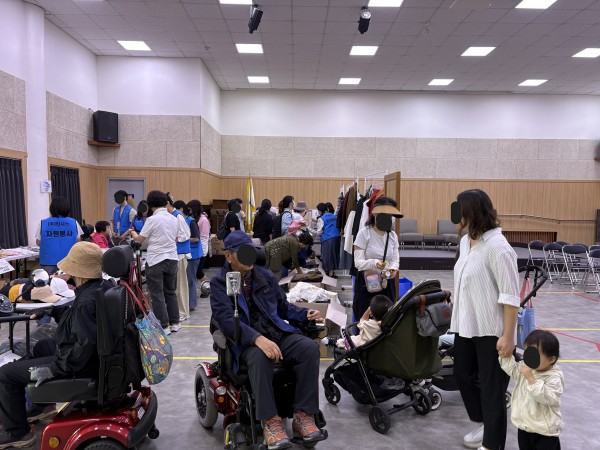 복지관 강당에서 제6회 남부마켓이 진행되었습니다.
