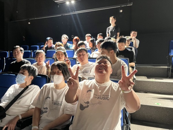 박동준님이 그려진 단체복을 입고 관람